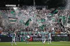 2. Spieltag 2024/2025, SCP - Hannover 96. Fans mit einer Choreo zum Start.