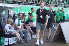 2. Spieltag 2024/2025, SCP - Hannover 96. Max Schulze Niehues auf dem Weg zu seiner persönlichen Ehrung.