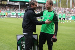 32. Spieltag 2023/2024: SCP - Regensburg 1:3. Ehrung für 300 Pflichtspiele von Max Schulze Niehues durch Peter Niemeyer.