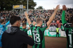 7. Spieltag 2023/2024: SC Preußen - VfB Lübeck 1:1. Marc Lorenz feiert vor den Fans.