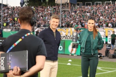 DFB-Pokal: Preußen Münster - VfB Stuttgart 0:5. Esther Sedlaczek mit dem Experten Thomas Hitzlsperger.
