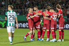 DFB-Pokal: Preußen Münster - VfB Stuttgart 0:5. Stuttgart jubelt.