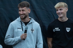 Premiere der Aufstiegsdoku 2024 vor dem Schloss. Babis Makridis (l.) mit Marvin Benjamins.