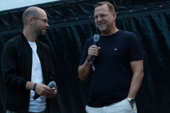 Premiere der Aufstiegsdoku 2024 vor dem Schloss. Trainer Sascha Hildmann im Gespräch mit Christoph Mangelmans.