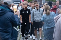 Premiere der Aufstiegsdoku 2024 vor dem Schloss. Schöne Geste: Der verletzte Sebastian Mrowca lief beim Einmarsch der Mannschaft voraus.