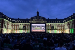 Premiere der Aufstiegsdoku 2024 vor dem Schloss.