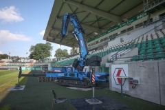 Umbau des Preußenstadions für die 2. Bundesliga. Mit speziellem Gerät wird der TV-Balkon installiert.