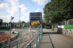 Umbau des Preußenstadions für die 2. Bundesliga. Das Kamerapodest in der Ostkurve hat ein Dach erhalten.