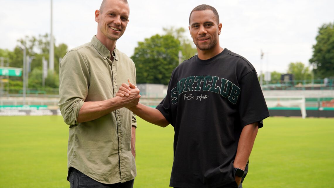 Neuzugang Etienne Amenyido (r.) gemeinsam mit Sport-Geschäftsführer Ole Kittner. Foto: SC Preußen Münster